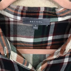 Women’s plaid button up shirt